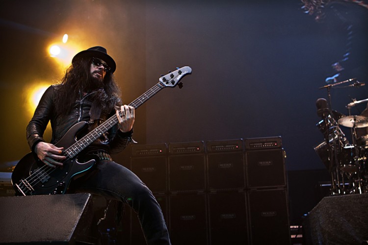 Blasko and the mighty wall of Mesa Bass with Big Block 750s, 8x10s & 4x10s (click to enlarge)